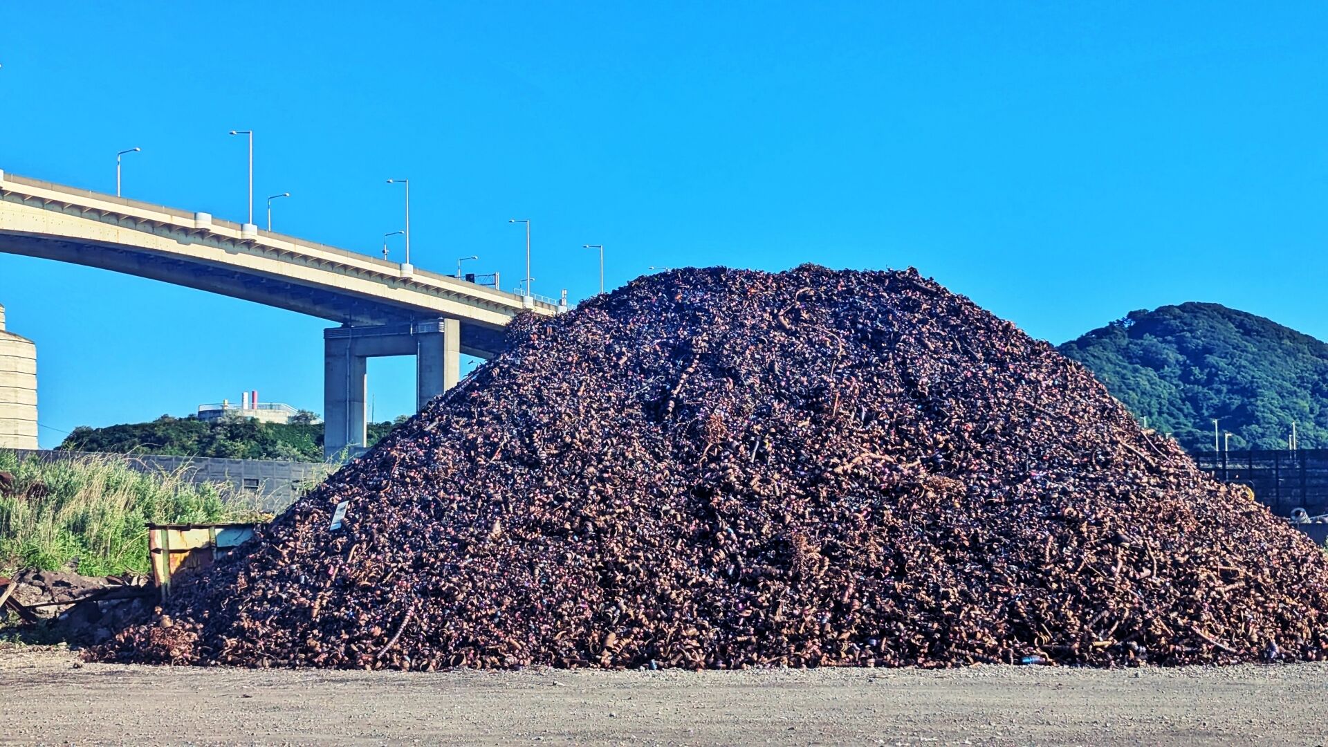 山積みされた特定再生資源のイメージ写真
