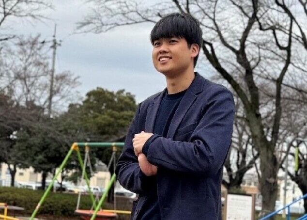 公園でインタビューを受ける多摩シェルパ行政書士事務所の行政書士