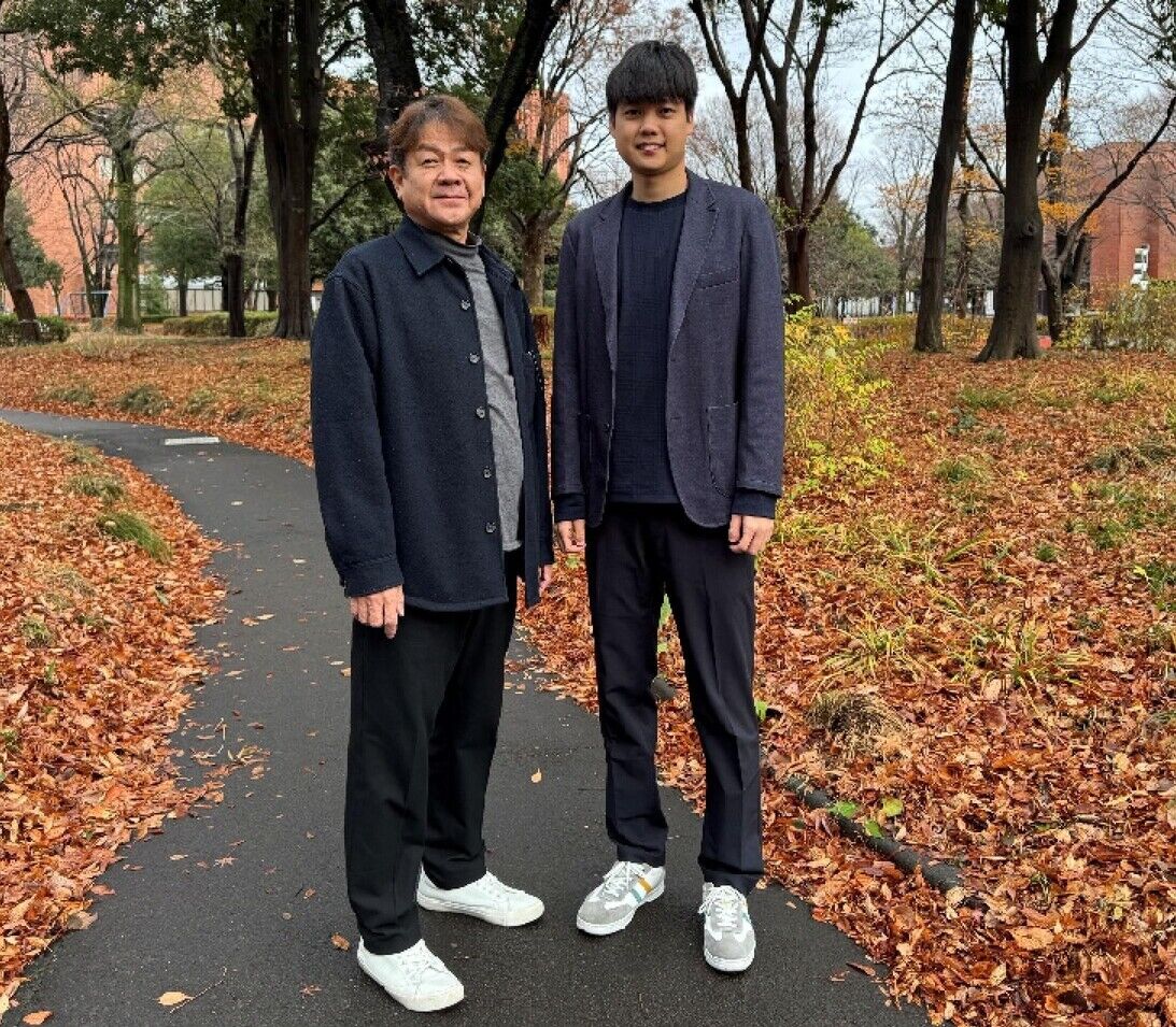 公園で写真撮影する多摩シェルパ行政書士事務所の行政書士チーム